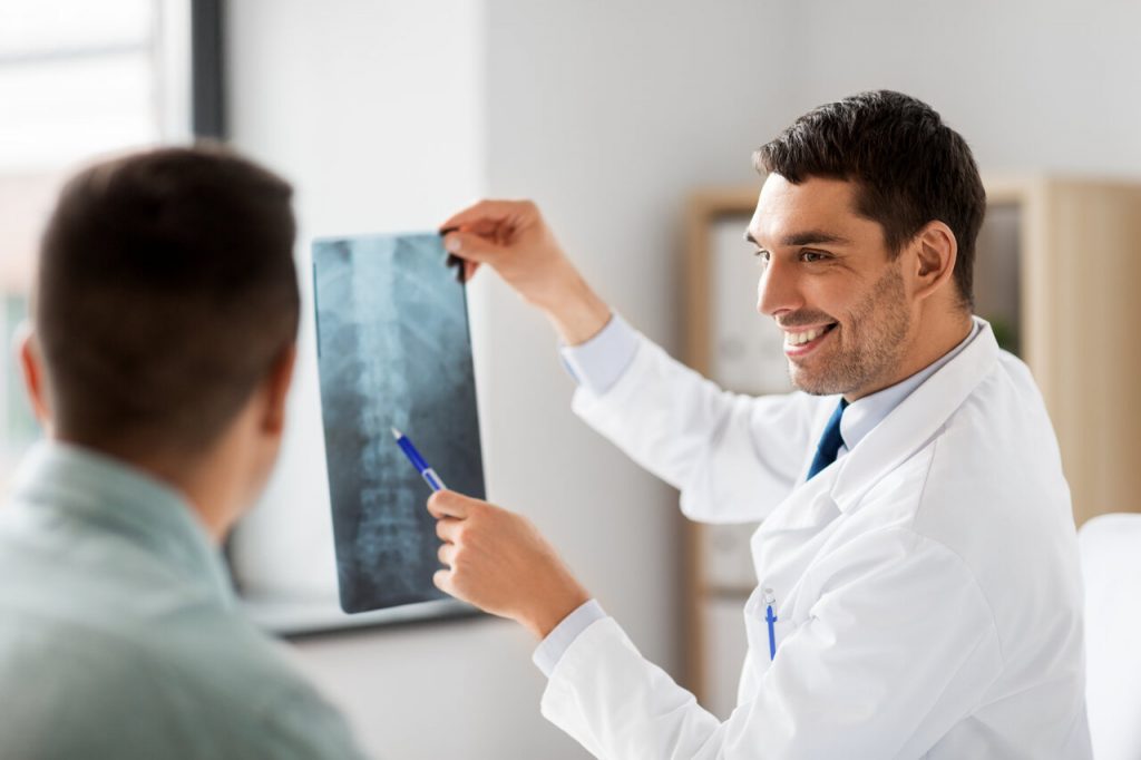 médico mostrando raio-x a paciente
